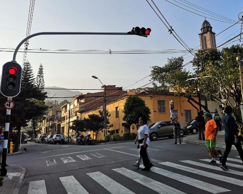 Con cinco nuevos cruces semafóricos, la Alcaldía de Medellín mejora la seguridad vial